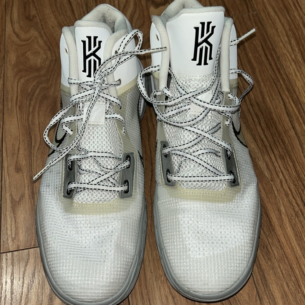 Nike Kyrie Flytrap 4 White Metallic Silver - image 5